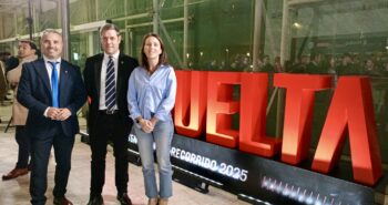 David Pacios, Iván Alonso y Eva González en la presentación LaVuelta25