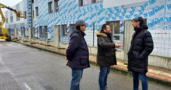 Obras de la Residencia de Ancianos en Camponaraya en una visita reciente del portavoz del PP